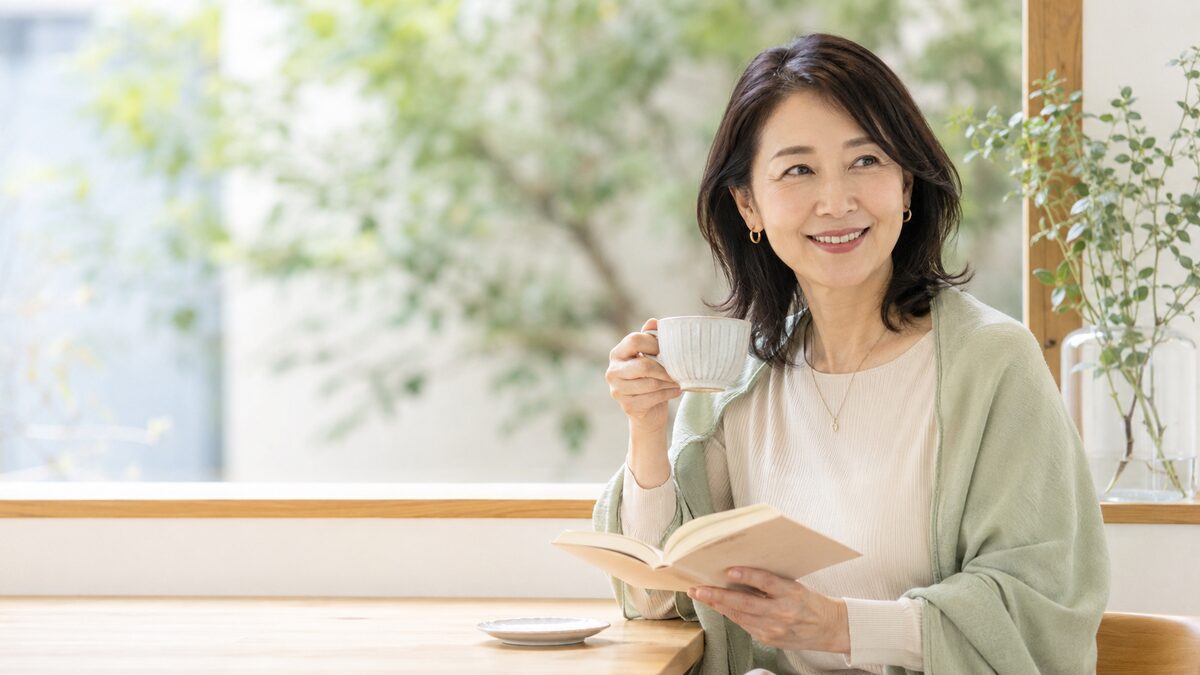 自然な笑顔で自分の時間を楽しむ50代女性